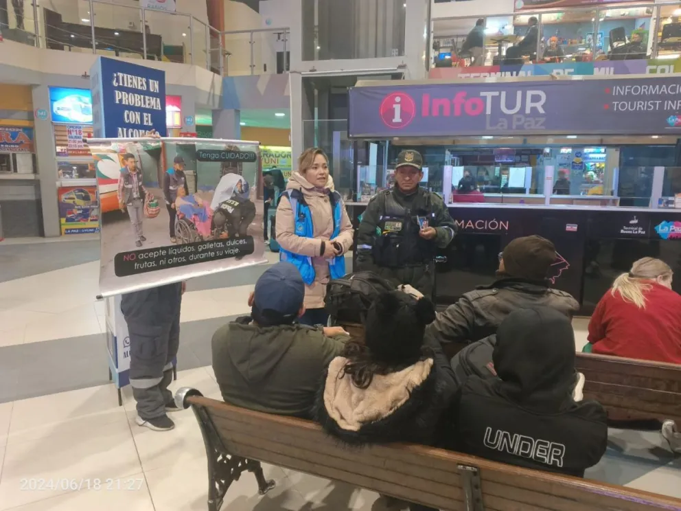 Personal de la ATT y la Terminal de Buses La Paz realizan socialización sobre la campaña “No recibas alimentos de terceras personas”.   FOTO: GAMLP