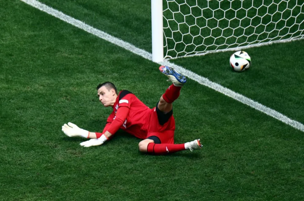 El golero Lunin en acción, en el debut en la Eurocopa. Foto EFE