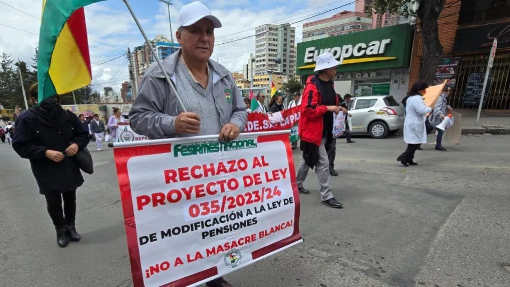 Marcha de médicos en la ciudad de Oruro, rechazan el proyecto de Ley 035. Foto: La Patria