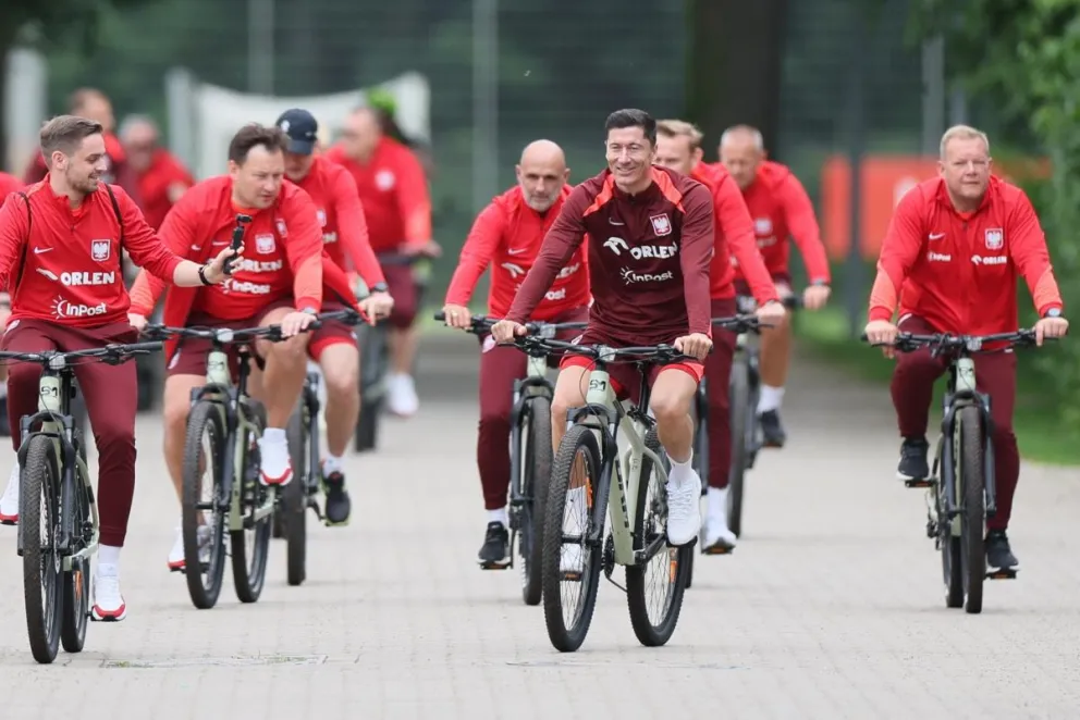El delantero polaco Lewandowski junto con sus compañeros en bicicleta. Foto EFE