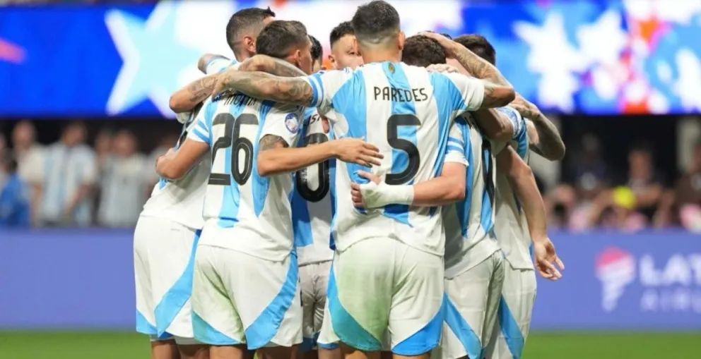Celebración de los jugadores argentinos después del gol de Julián Álvarez. Foto: Selección argentina