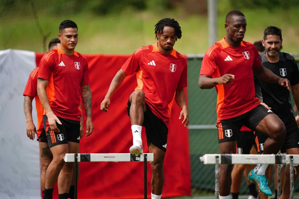 Los jugadores del seleccionado peruano en uno de sus entrenamientos, entre ellos Advíncula. Foto EFE