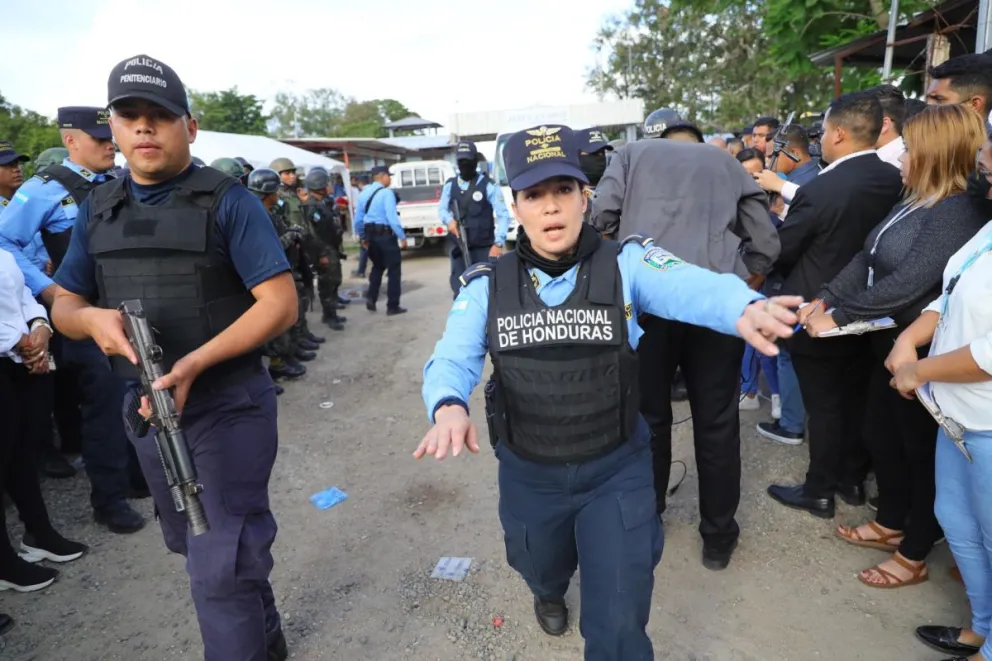 Fotografía de archivo del 20 de junio de 2023 de policías que trabajan en el Centro Femenino de Adaptación Social (Cefas), cercano a Tegucigalpa (Honduras). Foto: EFE
