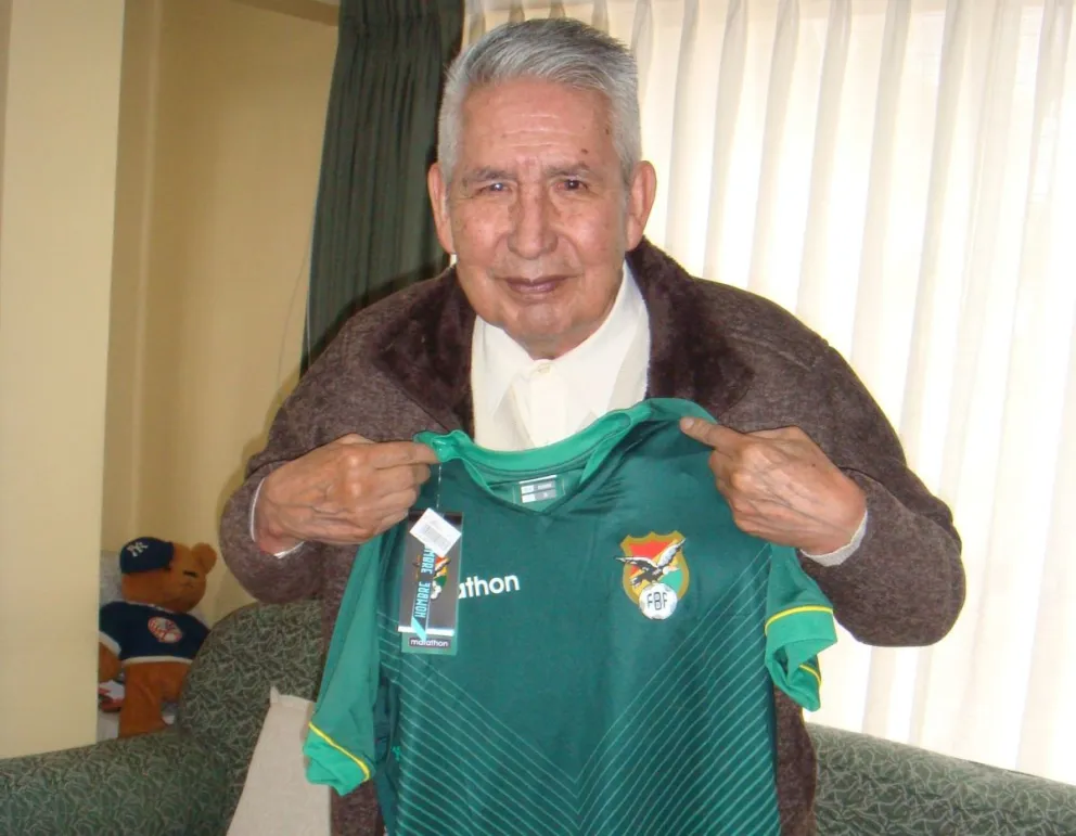 Camacho sostiene una camiseta de la Verde, el ex mediocampista de la Selección está hoy de cumpleaños. Foto: Marco Mejía