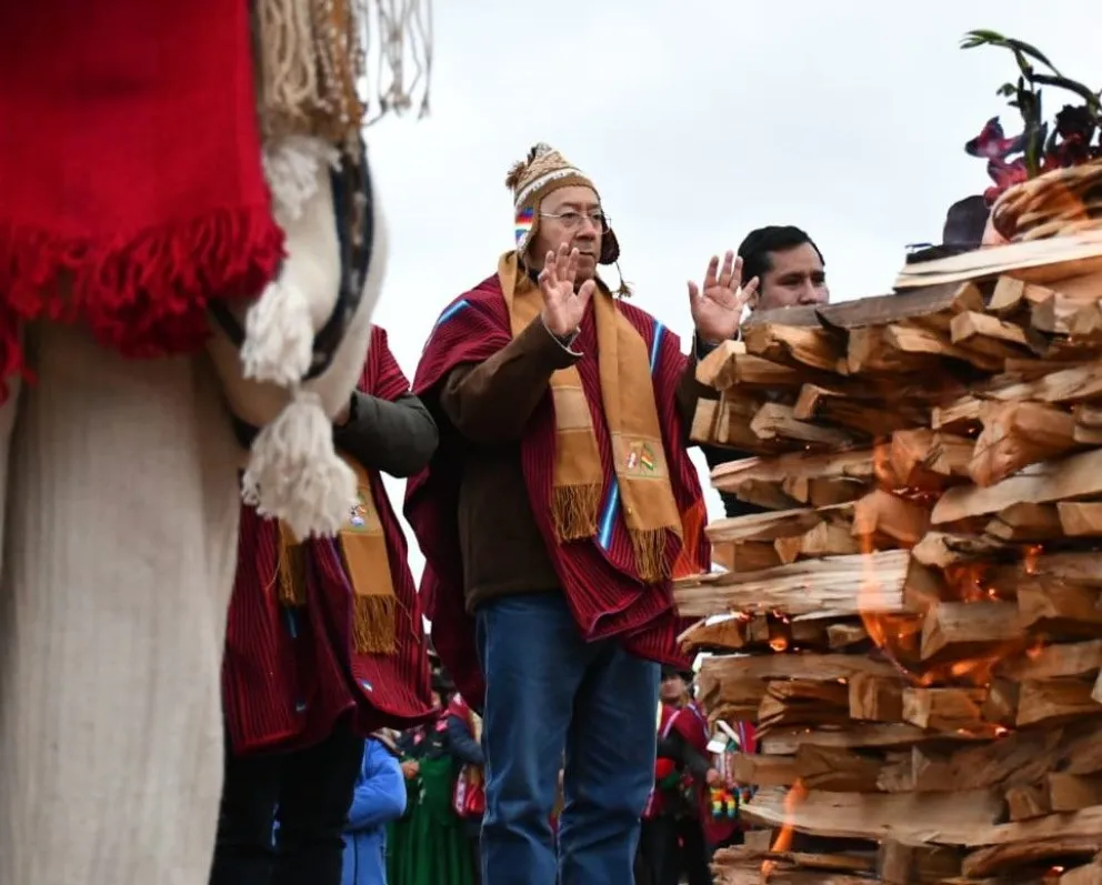 El presidente Luis Arce recibe los rayos del sol en Tiahuanaco. Foto: APG