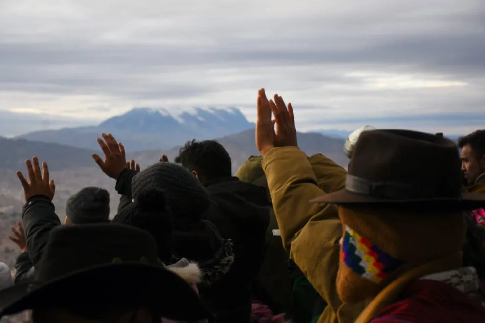 Bolivianos reciben los primeros rayos del sol. Foto: APG