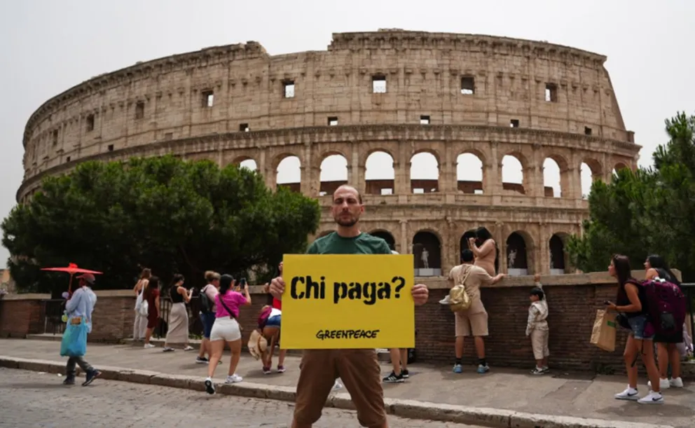 Miles de turistas sintieron el calor extremo que zota a varias regiones de Europa, como el Coliseo de Roma. Foto: EFE
