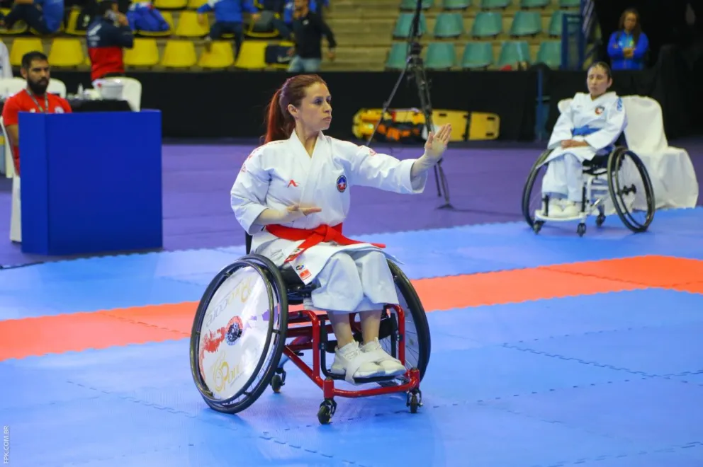 Una competidora en silla de ruedas. Foto: Para-Karate Uruguay.