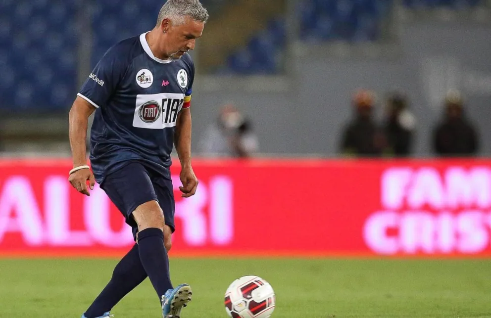 Roberto Baggio en un partido por la paz, sufrió un atraco en las últimas horas. Foto EFE