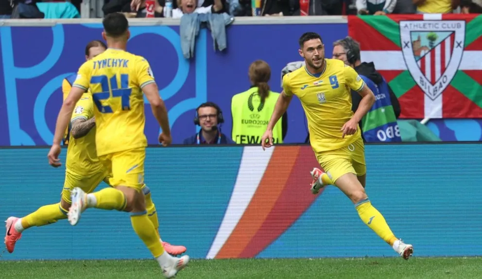 Celebran los jugadores de Ucrania la victoria sobre Esloveni. Foto: EFE
