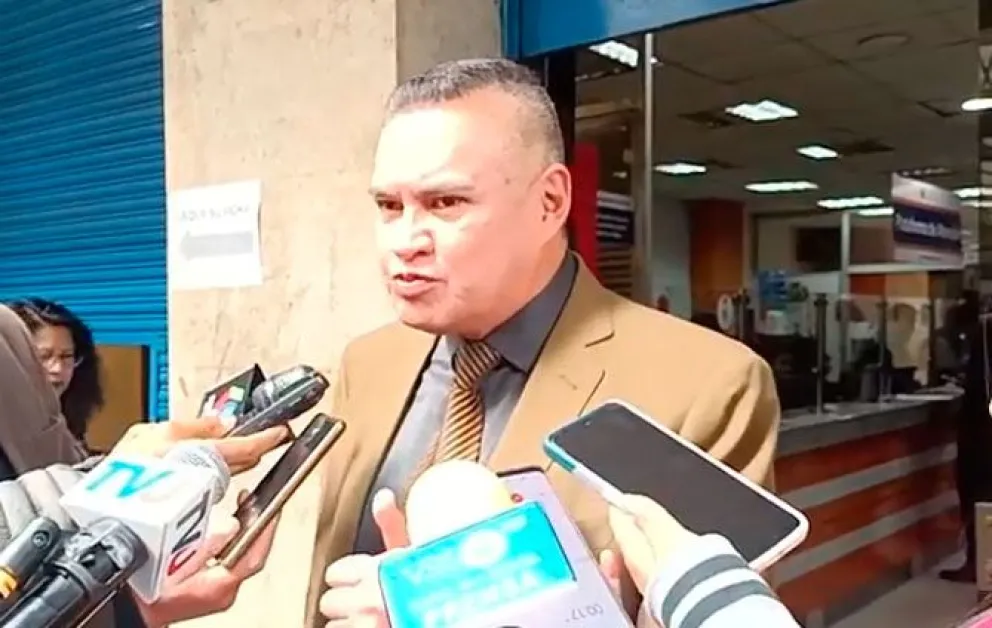 Eduaro León en puertas de la Fiscalía. Foto: Erbol