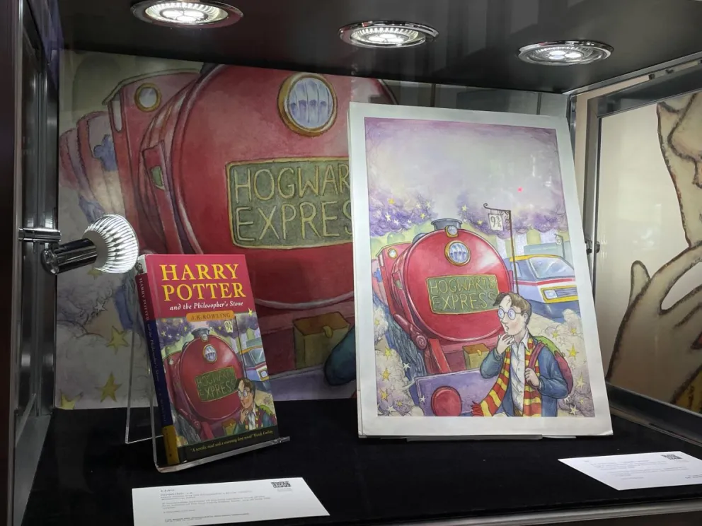 Imagen del libro y la acuarela original de 'Harry Potter y la piedra filosofal', elaborada en 1997 por el artista británico Thomas Taylor, desplegada este viernes en la sede de la casa de subastas Sotheby's, en Nueva York (EE.UU.). Foto: EFE