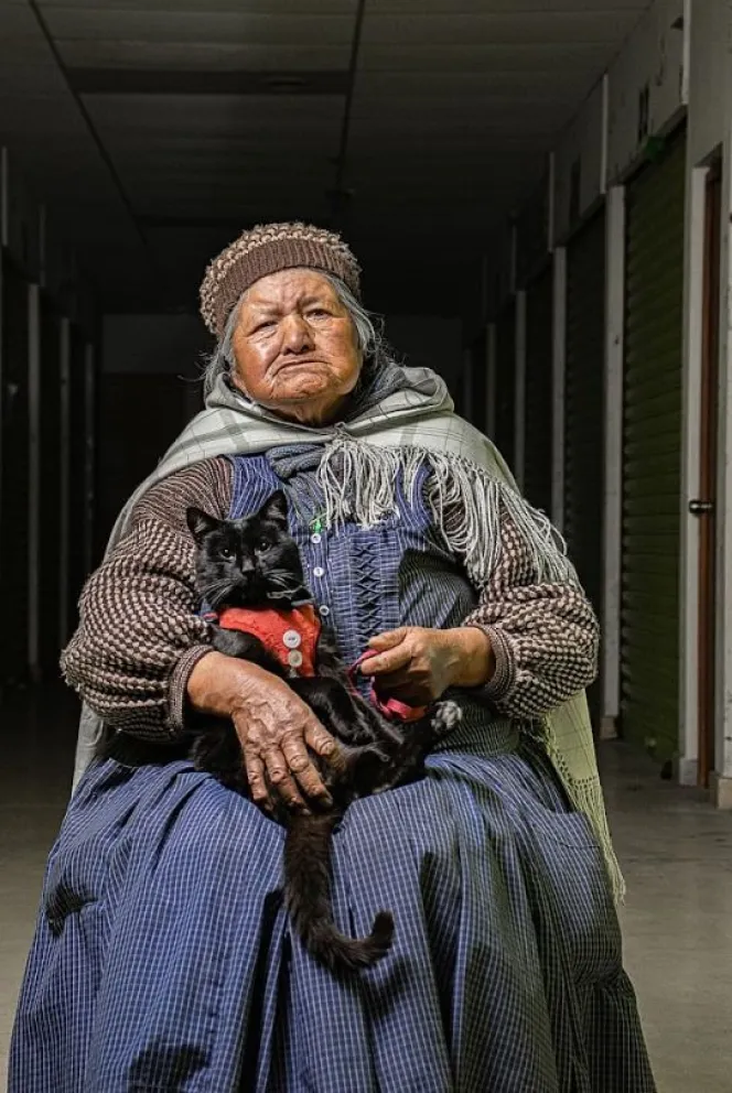 Do&ntilde;a Felipa con su peque&ntilde;o felino