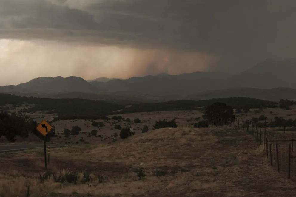 Nubes y humo del incendio de South Fork visto desde Capitán, Nuevo México, EE.UU. Foto: EFE/EPA/Ramsay de Give