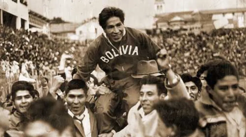 Víctor Agustín Ugarte es llevado en andas por los hinchas después de que Bolivia conquistó el título sudamericano de 1963.