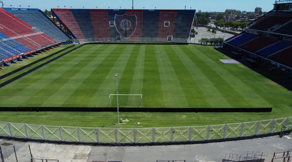 Una vista del campo de juego y parte de las tribunas del estadio de San Lorenzo de Almagro.