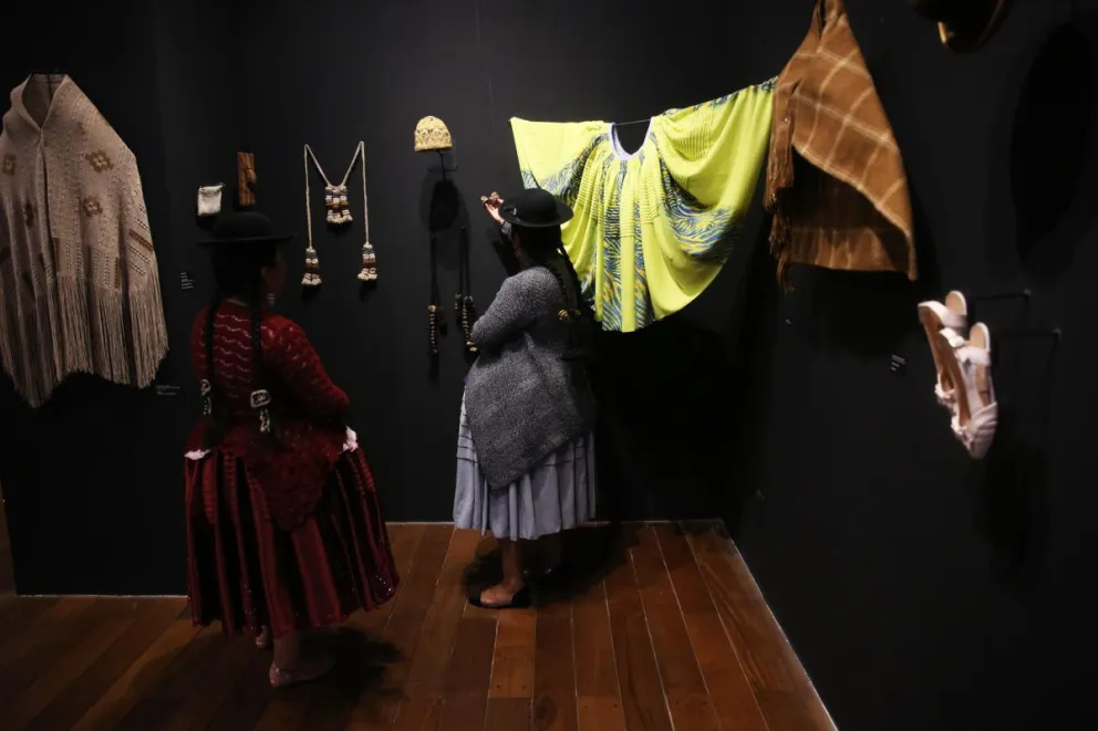 Mujeres visitan la muestra 'Mujeres de trenzas: ropa e identidades de las chola paceña', el 20 de junio de 2024, en La Paz. Foto: EFE