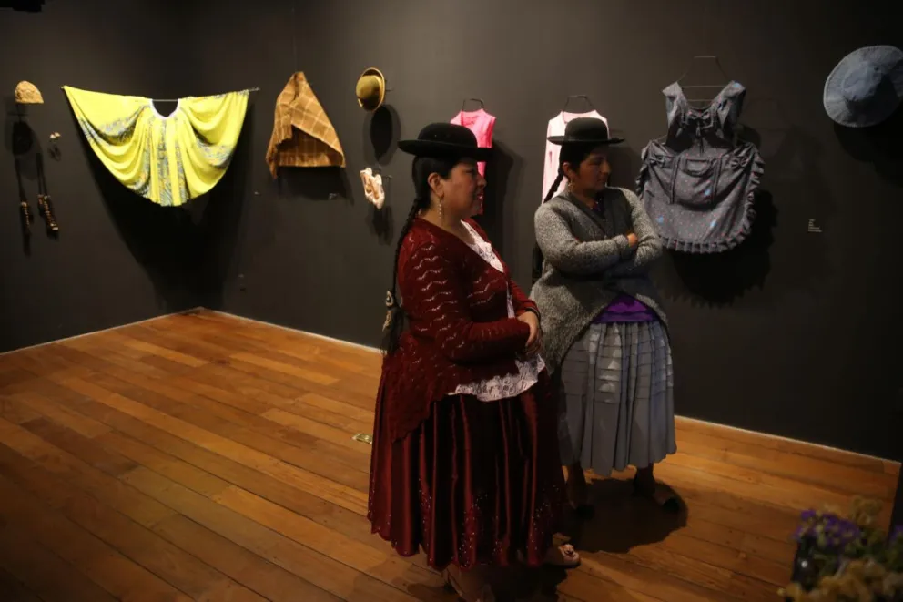 Mujeres aymaras visita la muestra 'Mujeres de trenzas: ropa e identidades de las chola paceña', el 20 de junio de 2024. Foto: EFE/ Luis Gandarillas