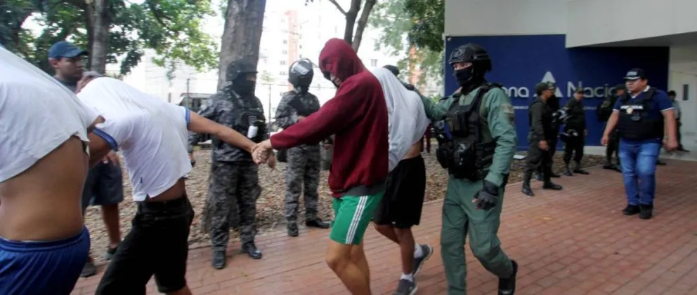 Captura de imagen de los detenidos por el ataque a la aduana.  FOTO: Captura de Unitel