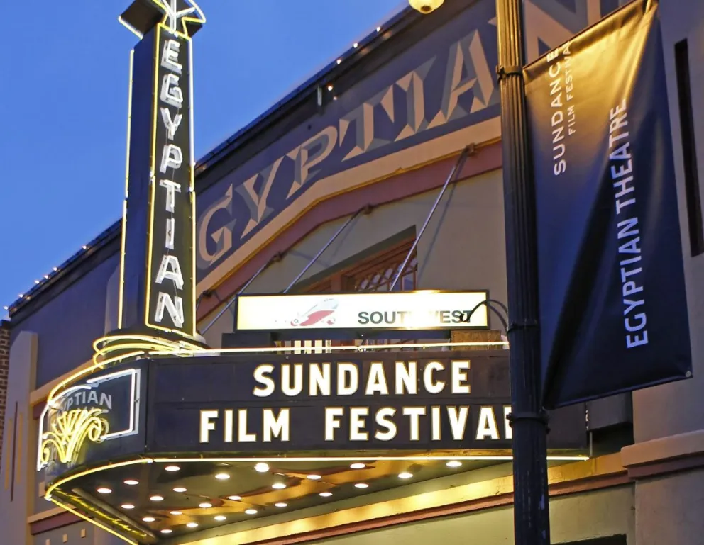 Fotografía de archivo fechada el 25 de enero de 2010 donde se muestra el cartel luminoso del Festival de Cine de Sundance en la fachada del Teatro Egipcio en Park City, Utah (Estados Unidos). Foto: EFE