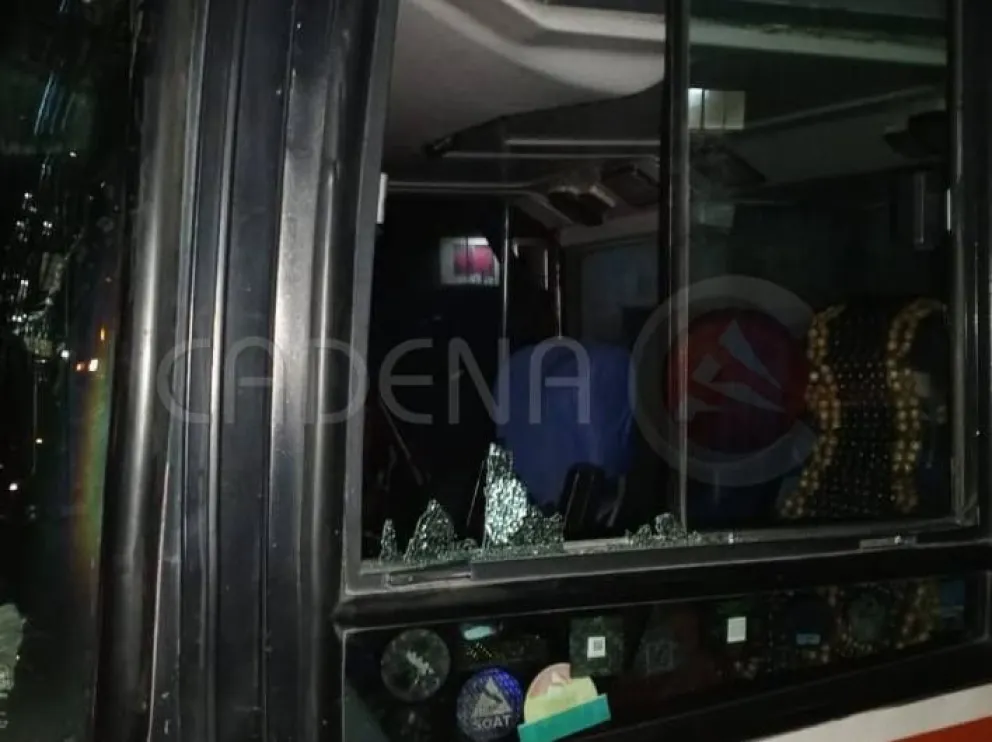Los encapuchados rompieron varios vidrios del bus interdepartamental. Foto: Cadena A