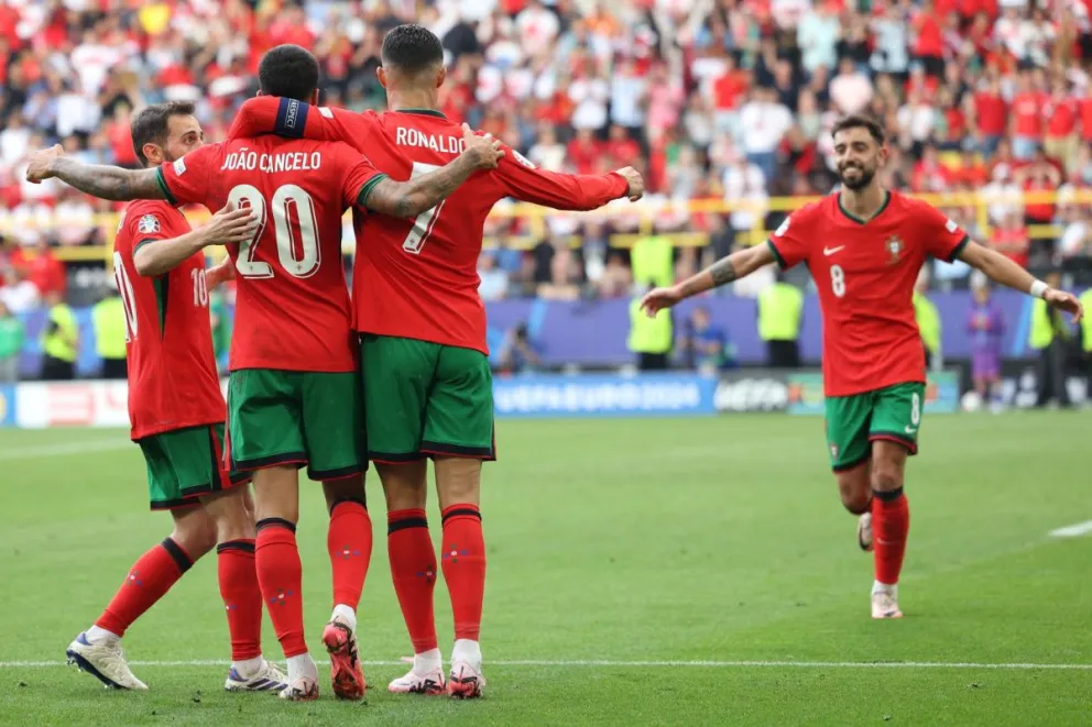 Los jugadores de Portugal festejan uno de los tantos a Turquía. Foto: EFE
