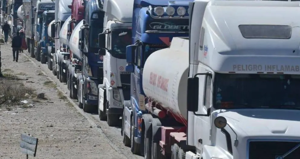 Vehículos y camiones cisternas en un bloqueo anterior. Foto: APG