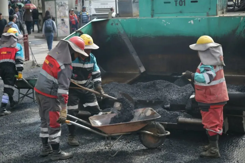 Personal de la Alcaldía asfalta una vía en el centro paceño.   FOTO: GAMLP