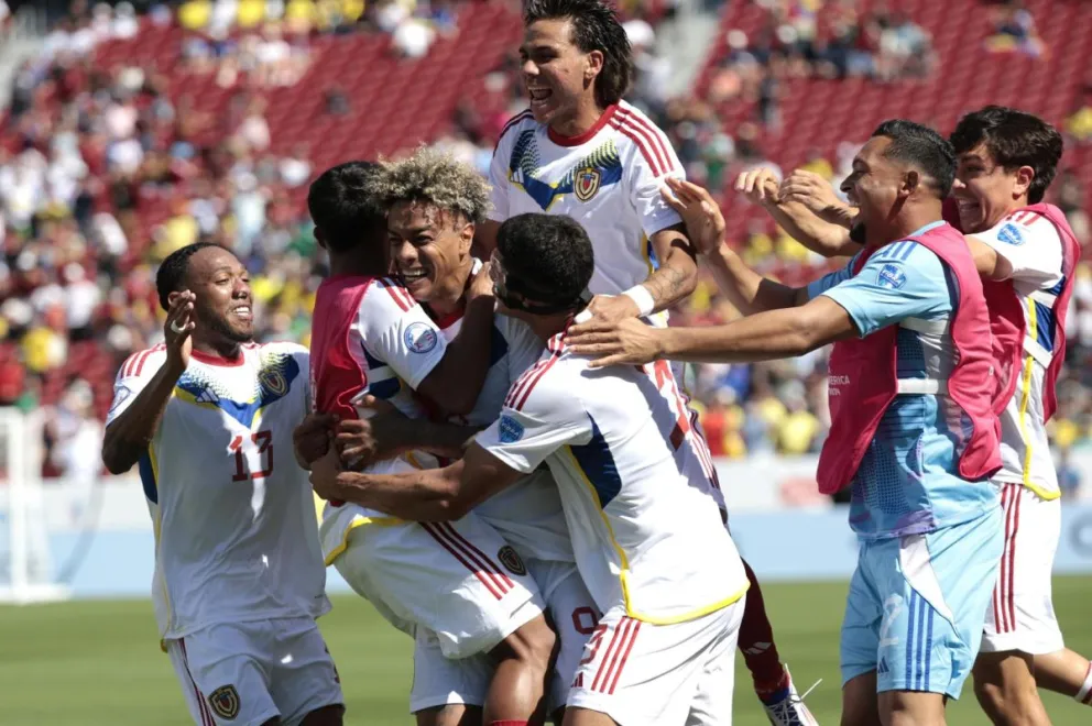 Jugadores de la selección venezolana celebran el tanto del triunfo sobre Ecuador. Foto: EFE
