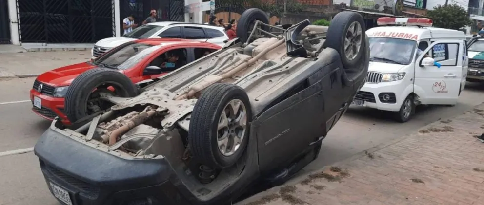 El accidente provocado por un efectivo policial en estado de ebriedad en Santa Cruz. Foto: Unitel.