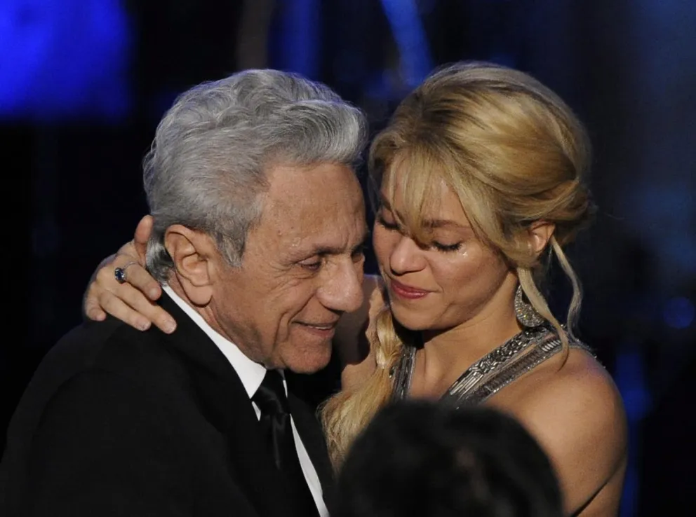 Fotografía de archivo de la cantante colombiana Shakira junto a su padre, William Mebarak. Foto: EFE