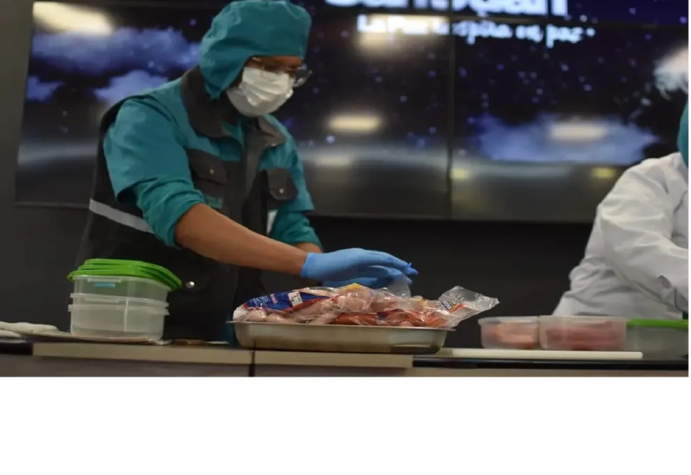 Operador de la Alcaldía revisa embutidos.   Foto: GAMLP