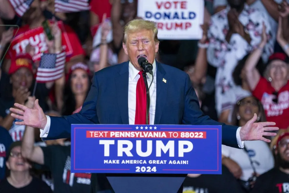 El expresidente estadounidense Donald J. Trump pronuncia un discurso durante un mitin de campaña en el Liacouras Center en Filadelfia, Pensilvania, EEUU, 22 de junio de 2024. Foto: EFE