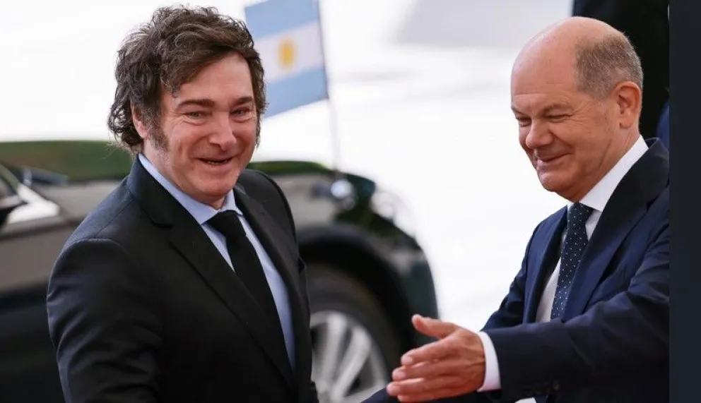 El presidente argentino, Javier Milei, con l canciller alemán, Olaf Scholz, este domingo en Berlín. EFE