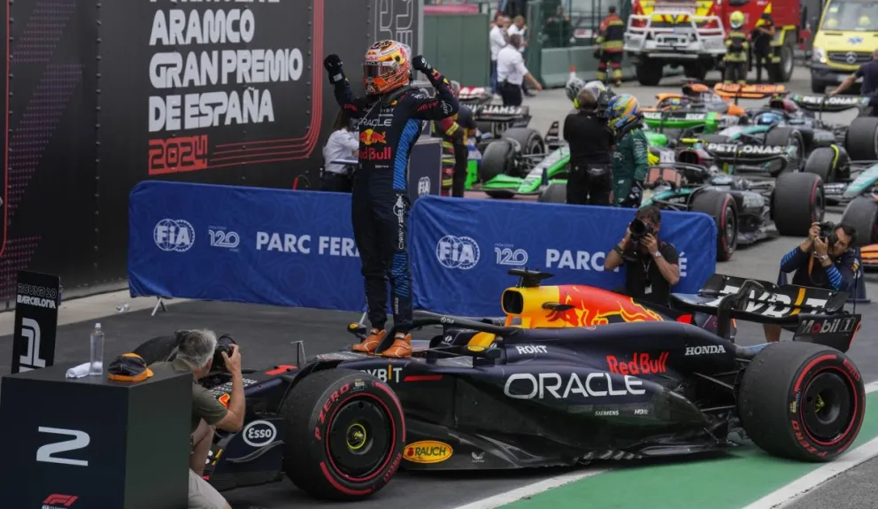 Max Verstappen celebra su triunfo en España subido sobre su monoplaza. Foto: EFE