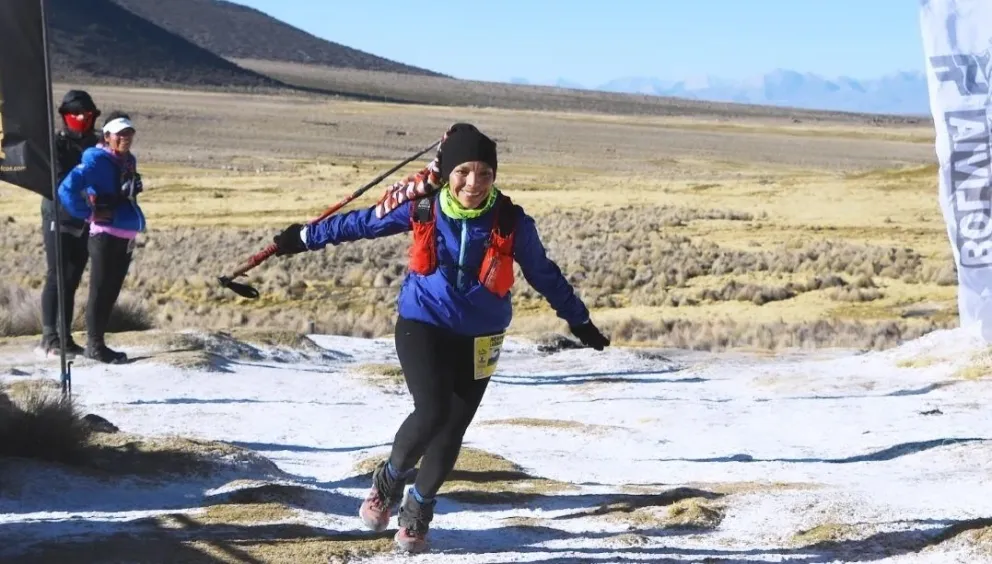 Una corredora se acerca a la meta del Sajama Skyrace. Foto: Skyrunning Bolivia.