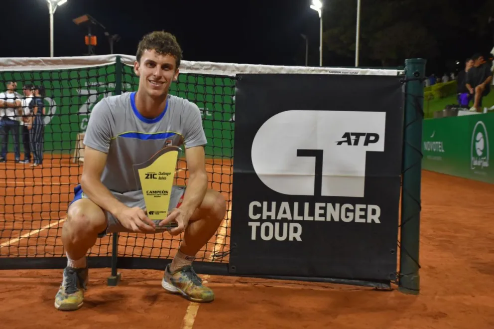 Cerúndolo sostiene su trofeo por el título de singles. Foto: Challenger Bolivia.