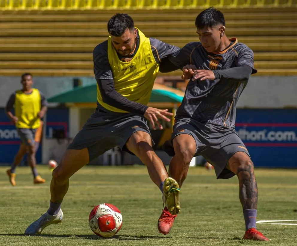 Triverio (izq.) y Chura disputan la pelota en el entrenamiento del sábado del aurinegro. Foto: club The Strongest