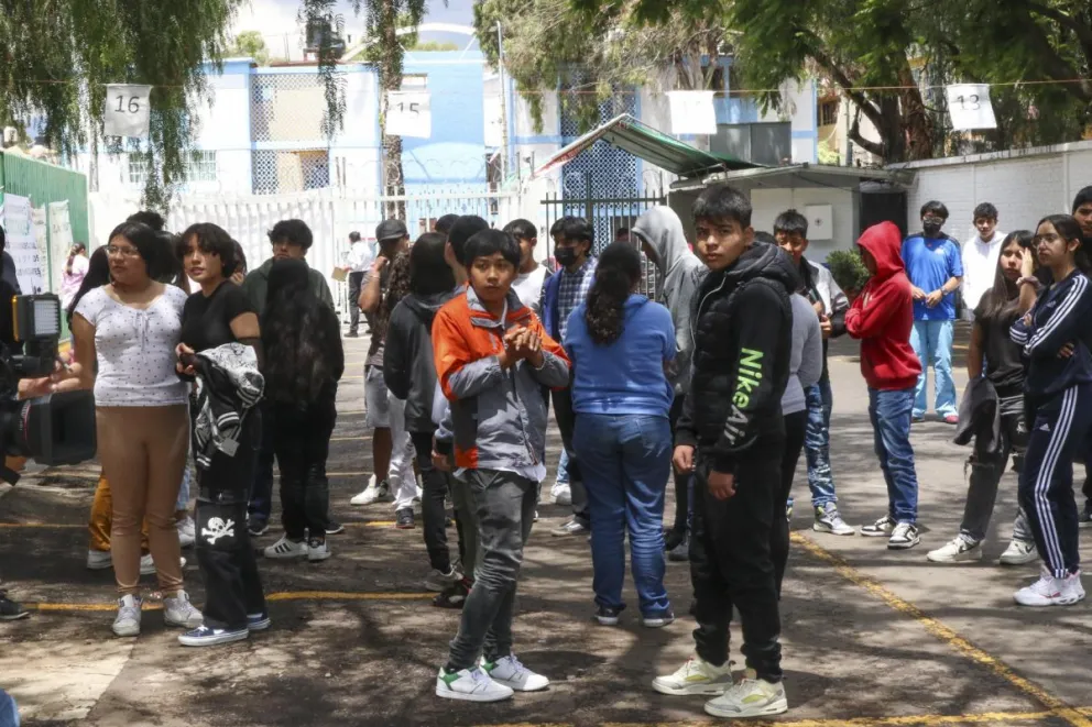 Personal de protección civil activó protocolos de seguridad con jóvenes en un colegio donde presentaban un examen de admisión, este domingo en la Ciudad de México (México). Foto: EFE