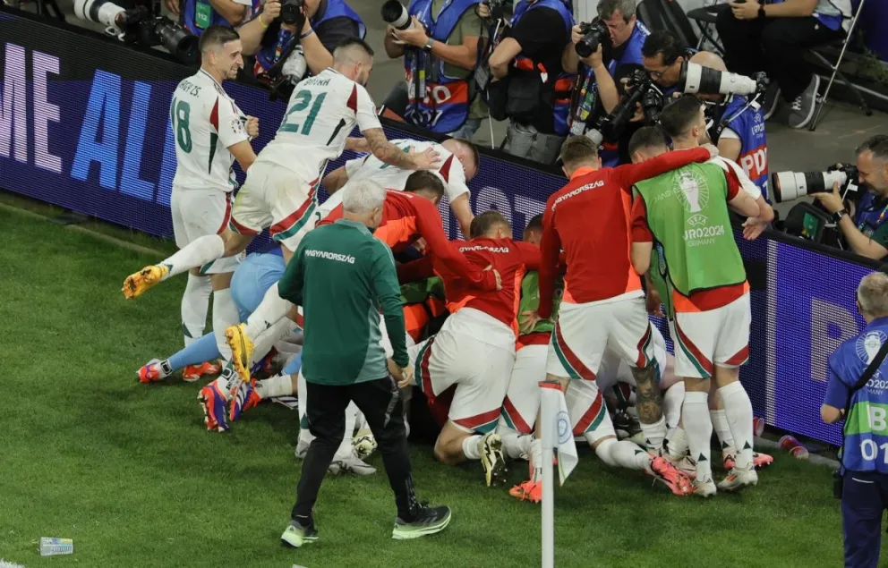 Jugadores de Hungría festejan el  gol del triunfo ante Escocia convertido en tiempo de descuento. Foto: EFE