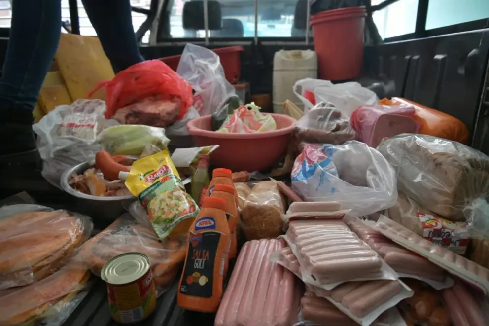Parte de los alimentos en mal estado decomisados por la Alcaldía.  FOTO: GAMLP