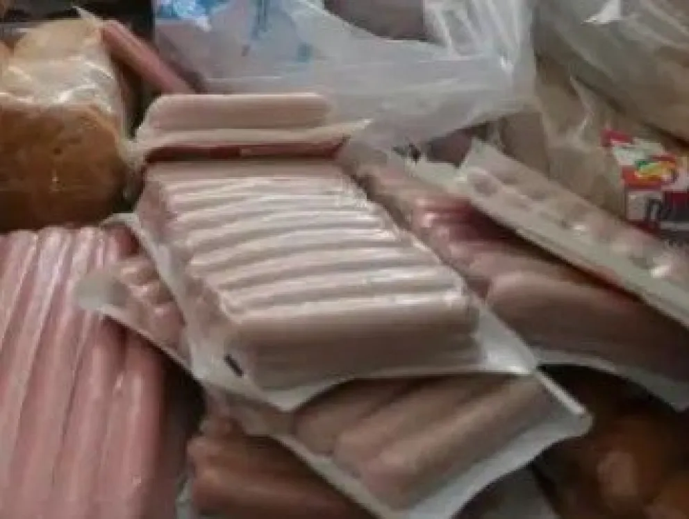 Embutidos en mal estado que fueron decomisados por la Alcaldía.  FOTO: GAMLP