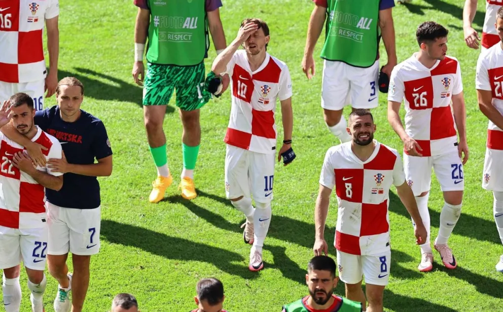 Luka Modric se retira del campo junto a sus compañeros tras empatar con Albania. Foto: EFE