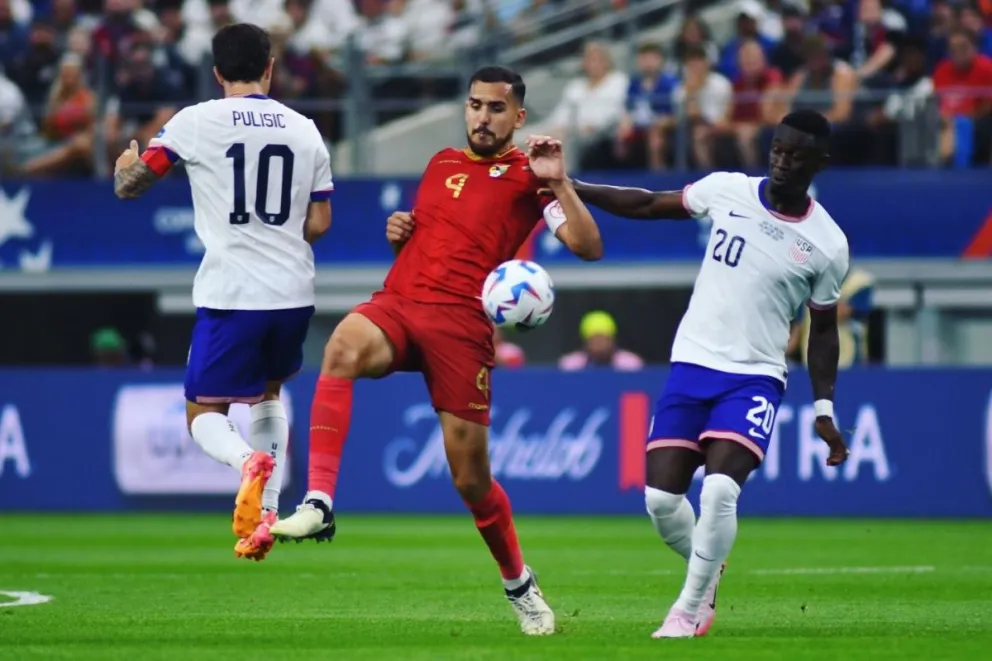 Haquín, el mejor de Bolivia, corta una jugada del mediocampista Pulisic. Foto: FBF