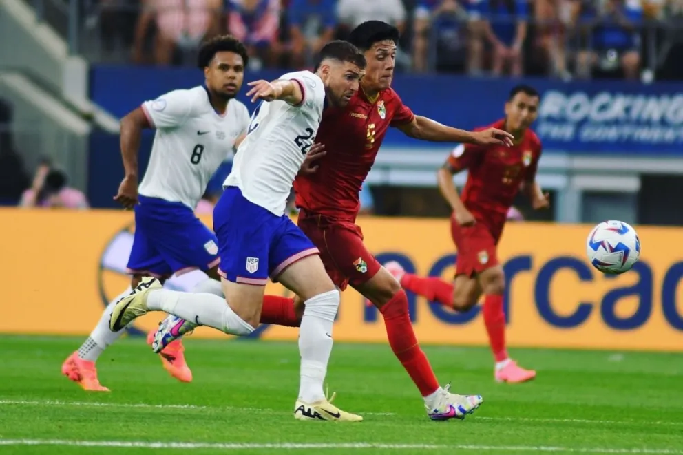 Menacho intenta rebasar a su cancerbero, en el partido de hoy ante EEUU. Foto FBF