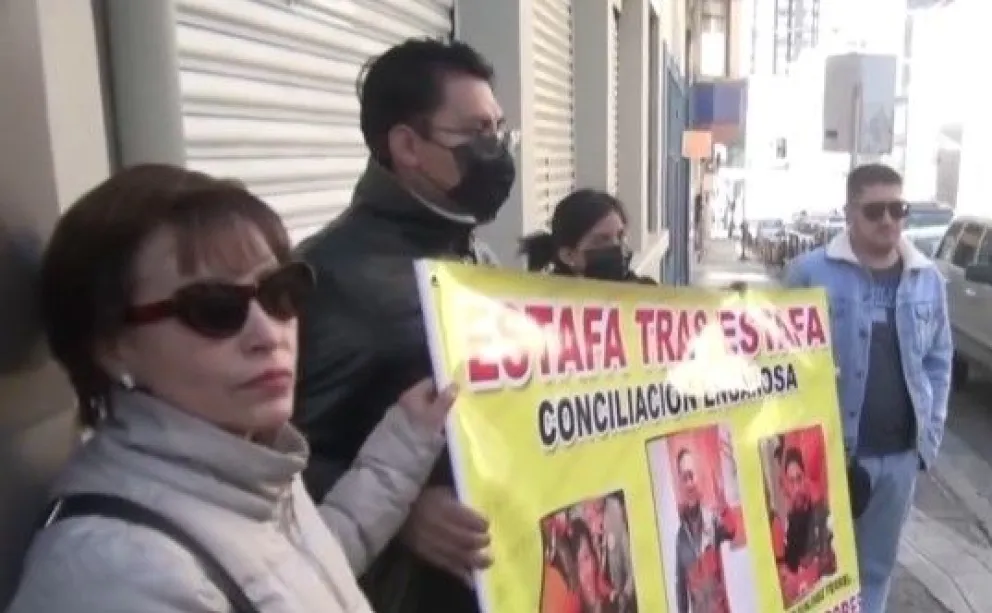 Afectados por el estafa de Las Loritas protestaron este domingo frente a la cárcel de San Pedro de La Paz.  Foto: Captura RTP