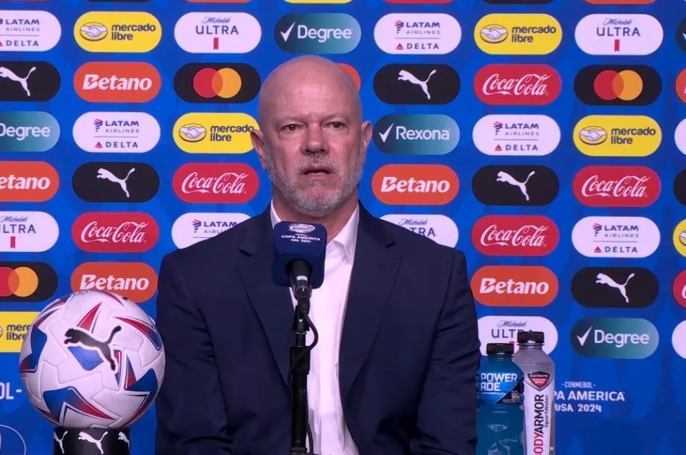 El técnico Antonio Carlos Zago responde a las preguntas en la conferencia de prensa.