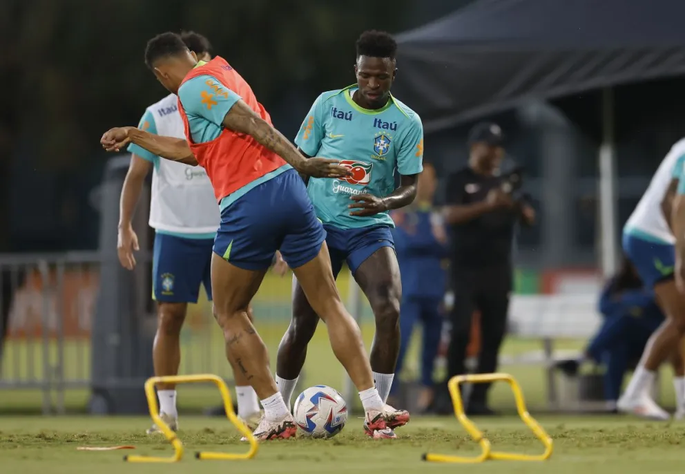 Vinicius Junior (de frente) realiza un ejercicio en el cierre de entrenamientos de Brasil. Foto: CBF