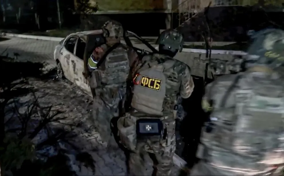 Agentes antiterroristas rusos en el escenario del atentado en Daguestán. Foto: EFE