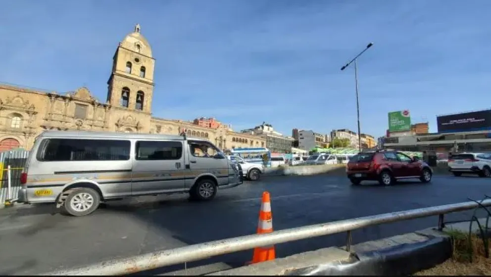 Vehículos circulan en inmediaciones de la Plaza San Francisco. Foto: AMUN